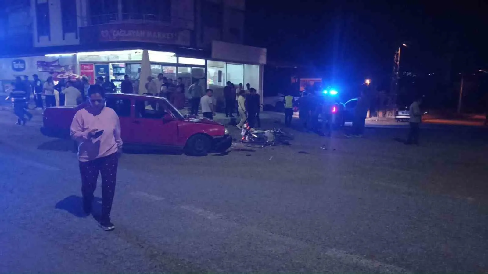KONYA’NIN SEYDİŞEHİR İLÇESİNDE OTOMOBİL İLE MOTOSİKLETİN ÇARPIŞMASI SONUCU MEYDANA GELEN TRAFİK KAZASINDA 3 KİŞİ YARALANDI.
