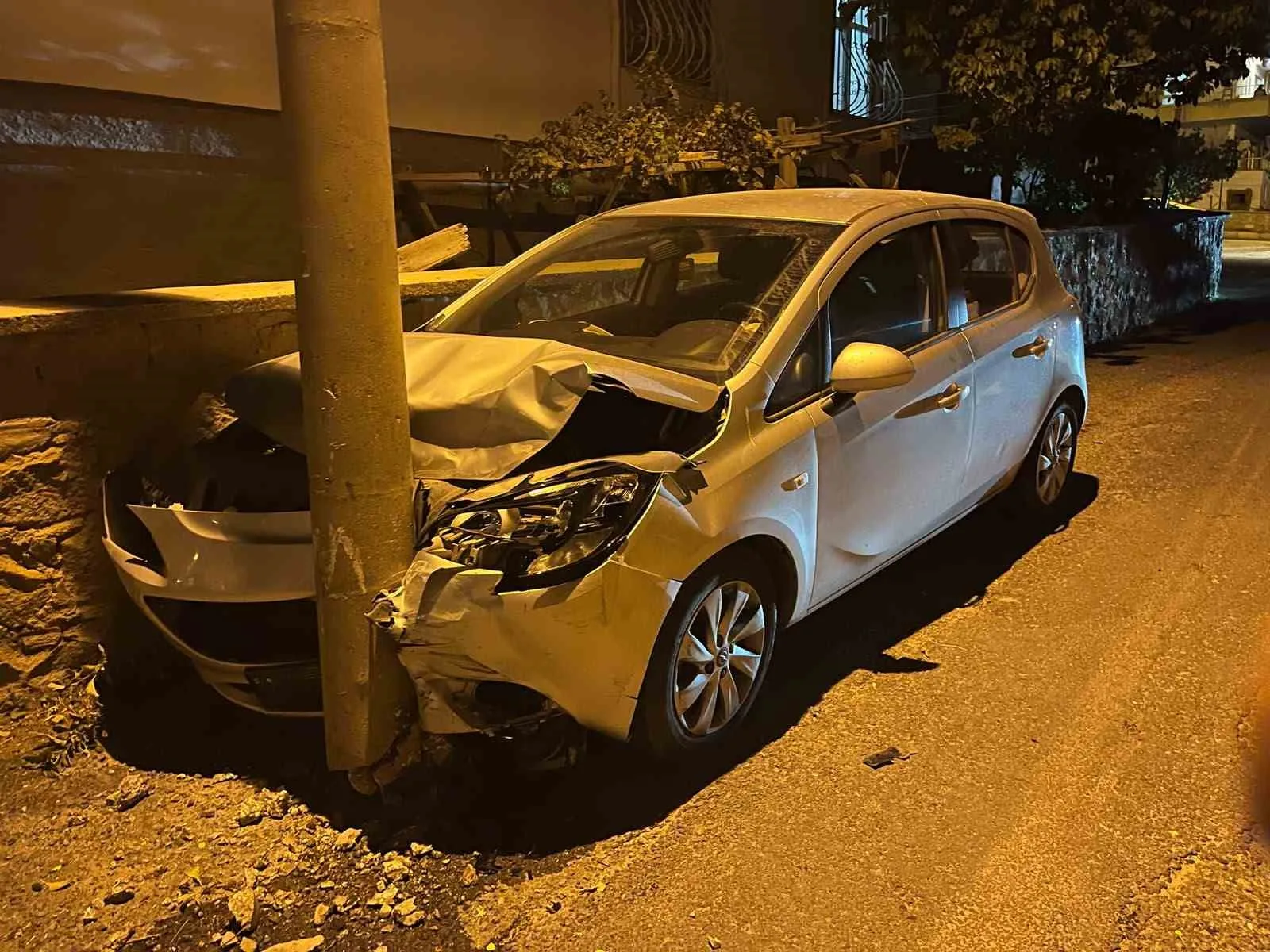 NİĞDE’DE İKİ OTOMOBİLİN ÇARPIŞMASI SONUCU MEYDANA GELEN TRAFİK KAZASINDA 5 KİŞİ YARALANDI.