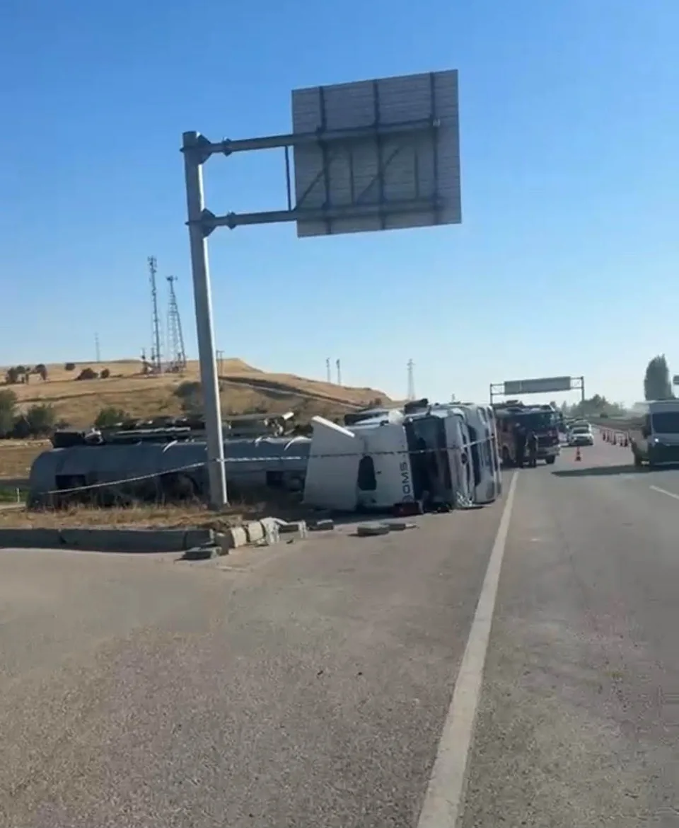 ANKARA-İSTANBUL KARAYOLUNDA OTOMOBİL İLE YAKIT TANKERİNİN ÇARPIŞMASI SONUCU MEYDANA GELEN KAZADA 2 KİŞİ YARALANDI.