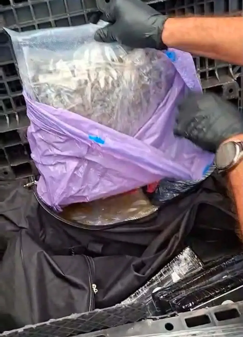 BULGARİSTAN’IN BURGAS KENTİNDE GERÇEKLEŞTİRİLEN OPERASYONDA YAKLAŞIK 110 KİLOGRAM KOKAİN VE 238 KİLOGRAM KENEVİR ELE GEÇİRİLDİ. 300 KİLOGRAMI AŞAN UYUŞTURUCU SEVKİYATININ, ÖN VERİLERE GÖRE TÜRKİYE’YE GÖNDERİLMEK ÜZERE HAZIRLANDIĞI DEĞERLENDİRİLDİ.
