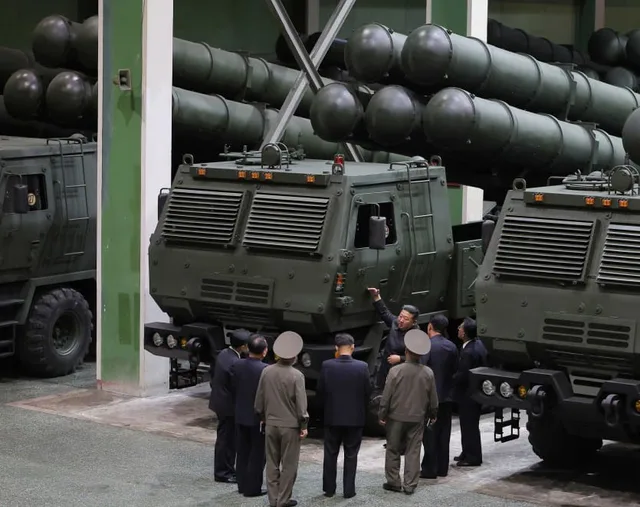 KUZEY KORE LİDERİ KİM JONG-UN TEK YÖNLÜ SALDIRI İHA’LARI, İNSANSIZ KEŞİF UÇAKLARI VE ÇOKLU ROKETATAR SİSTEMLERİNİN ÜRETİM SÜREÇLERİNİ DENETLEYEREK SİLAH SİSTEMLERİNİN YAPAY ZEKA ENTEGRASYONUNU GÜÇLENDİRME TALİMATI VERDİ.