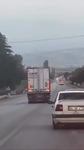 BURSA'NIN YENİŞEHİR İLÇESİNDE ALKOLLÜ TIR SÜRÜCÜSÜNÜN TERS ŞERİDE GİREREK MOTOSİKLETE ÇARPMASI SONUCU MEYDANA GELEN KAZADA 2 GENÇ HAYATINI KAYBETTİ. KAZADAN ÖNCE ALKOLLÜ TIR SÜRÜCÜSÜNÜN ZİKZAK ÇİZEREK İLERLEDİĞİ ANLARA AİT GÖRÜNTÜLER ORTAYA ÇIKTI. OLAY SONRASI GÖZALTINA ALINAN ALKOLLÜ TIR SÜRÜCÜSÜ, ÇIKARILDIĞI MAHKEMECE TUTUKLANARAK CEZAEVİNE GÖNDERİLDİ.