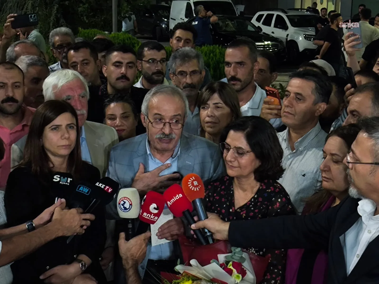 Diyarbakır’da çiçeklerle karşılanan Selçuk Mızraklı: Artık bu toprağa barışı ekelim, onun rahmetini sevgiyle besleyelim — fotoğraf 2