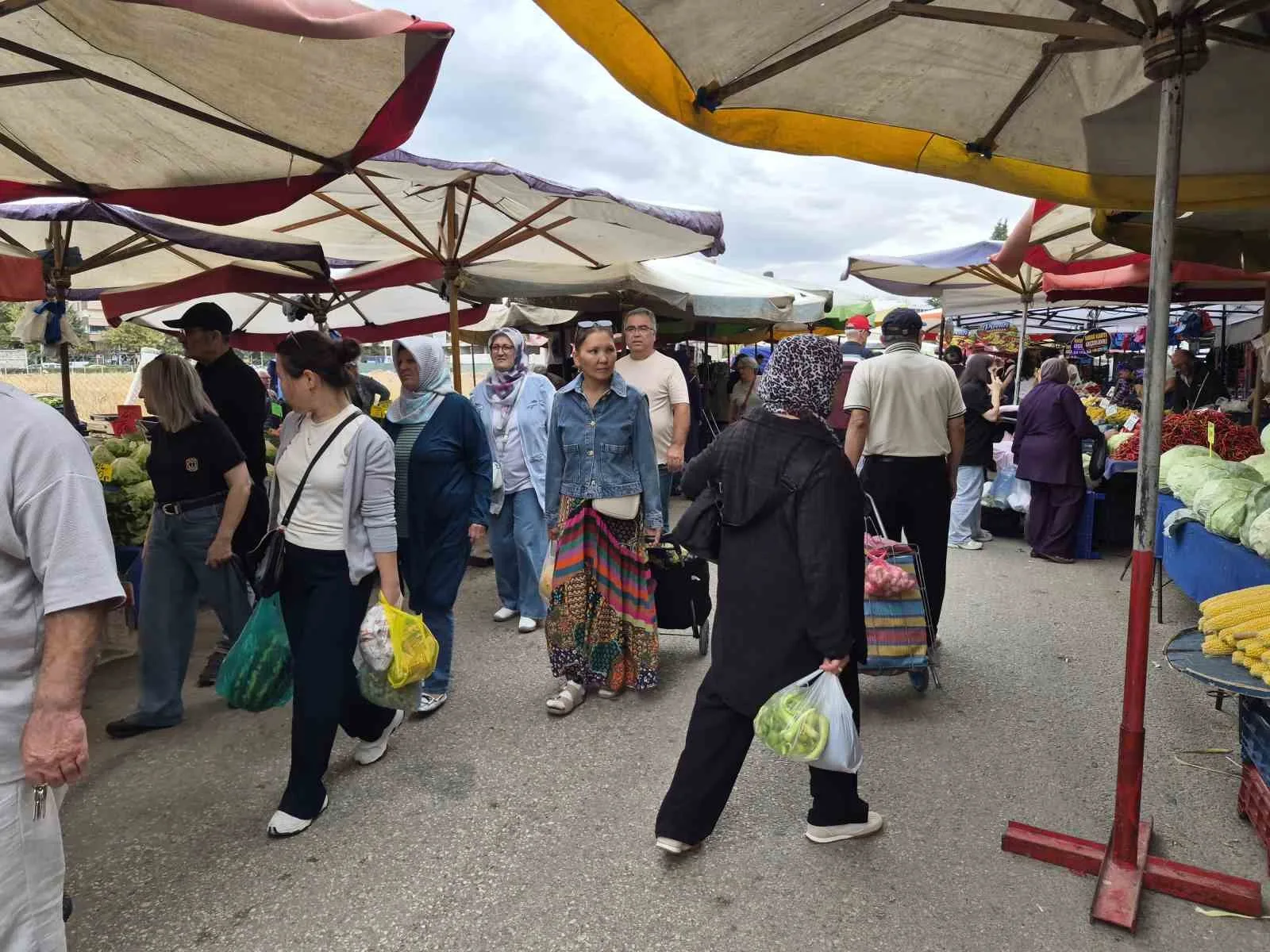 İSTANBUL MERKEZLİ 22 İLDE YAŞ SEBZE VE MEYVE PİYASASINDA FAHİŞ FİYAT UYGULAYAN ARACILARA YÖNELİK DÜZENLENEN OPERASYON, ESKİŞEHİR'DEKİ VATANDAŞLAR VE PAZARCI ESNAFI TARAFINDAN MEMNUNİYETLE KARŞILANDI.