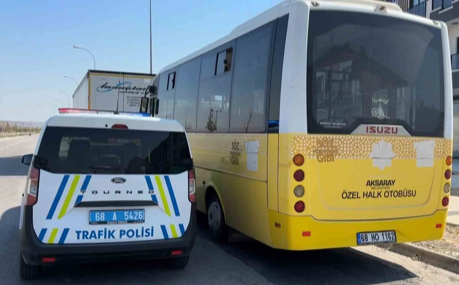 AKSARAY’DA MİNİBÜS DURAĞINDA ŞOFÖRLER ARASINDA ÇIKAN YOLCU KAVGASINDA SİLAHLAR ATEŞLENDİ. KAVGADA SİNİRLENİP KALP KRİZİ GEÇİREN ŞAHIS HASTANEDE TEDAVİ ALTINA ALINDI.