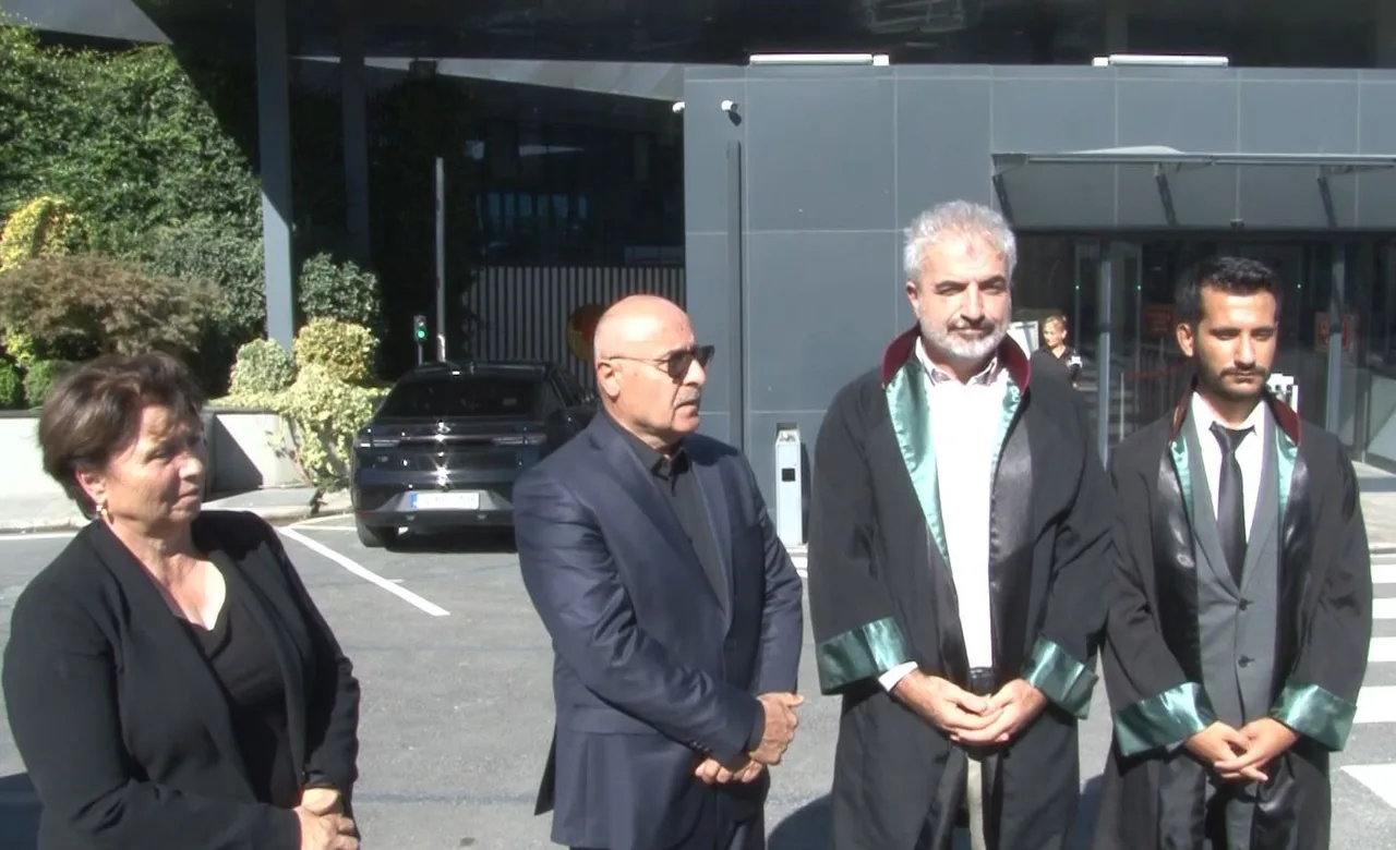 EYÜPSULTAN’DA EHLİYETSİZ SÜRÜCÜ TİMUR CİHANTİMUR’UN KARIŞTIĞI KAZA SONUCU HAYATINI KAYBEDEN OĞUZ MURAT ACİ’NİN ÖLÜMÜNE İLİŞKİN DURUŞMA SONRASI BASIN AÇIKLAMASI YAPAN OĞUZ MURAT ACİ’NİN BABASI ÖZER ACİ, " NEREDEYSE 30 AYI GEÇTİ BİR SÜREDİR BU OLAYI YAŞADIK. DÜNKÜ GİBİ HATIRLIYORUM MADDİ KISMI BIRAKIN MANEVİ OLARAK ‘GELİN BİZE DESTEK OLUN’ DEDİK AMA BUGÜNE KADAR MANEVİ OLARAK BİR DESTEK GÖRMEDİK. MADDİ DESTEKLERİ DE KABUL ETMİYORUZ. BÖYLE BİR ŞEYE İHTİYACIMIZ YOK. OLANLARA ZATEN VERMİŞLER, ALMIŞLAR O BENİ İLGİLENDİRMİYOR. AMA BU YOLDA BİZİ VE ADALETİ PARAYLA TECELLİ EDEMEYECEKLERİNE İNANMALARI LAZIM DİYE DÜŞÜNÜYORUM" DEDİ.