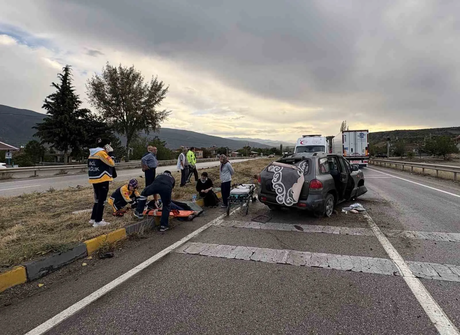 KASTAMONU'NUN TOSYA İLÇESİ D100 KARAYOLUNDA OTOMOBİLİN REFÜJE ÇARPMASI NETİCESİNDE MEYDANA GELEN KAZADA 3 KİŞİ YARALANDI.