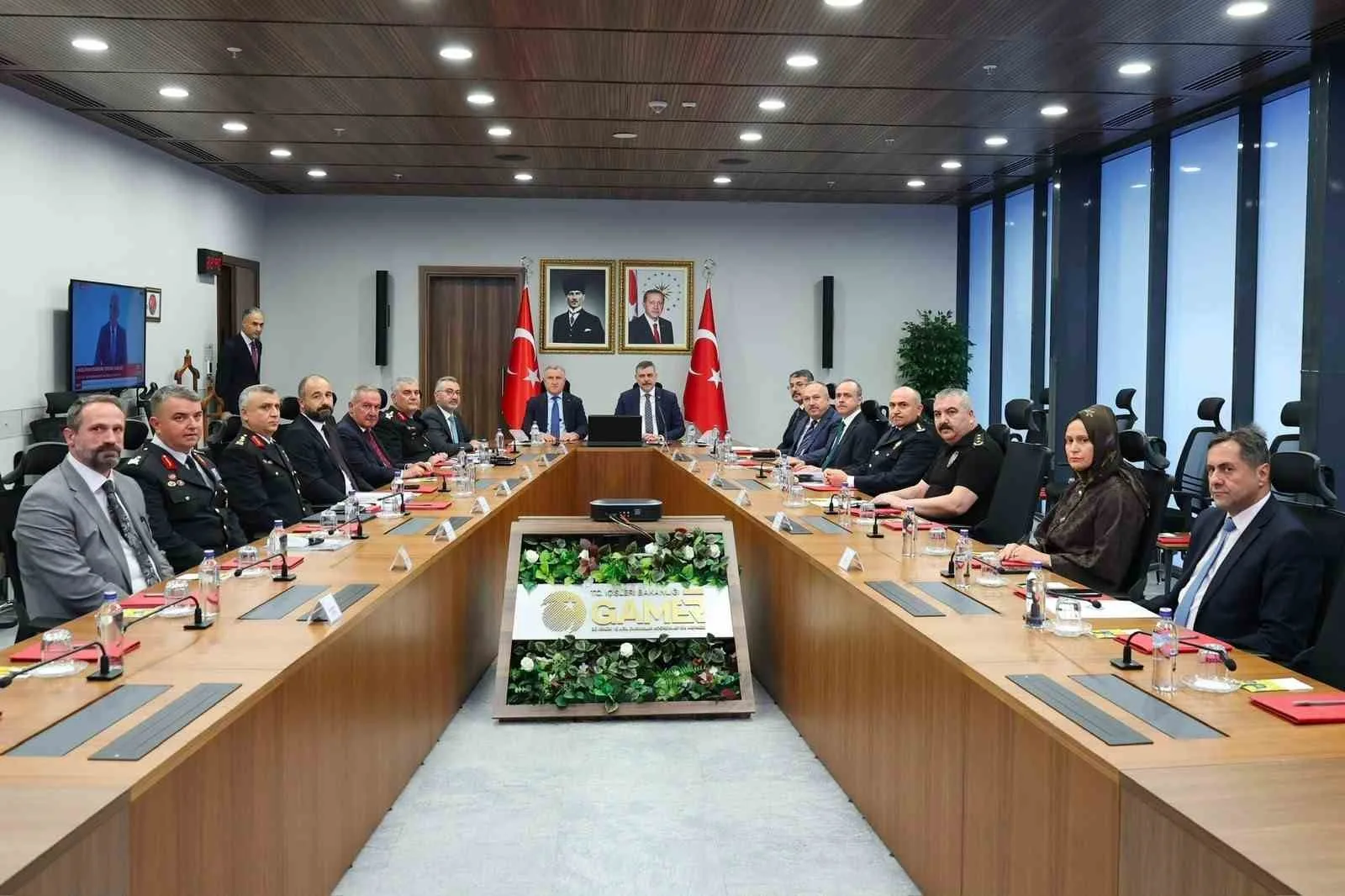 İÇİŞLERİ BAKANI MUSTAFA ÇİFTÇİ, ÜNİVERSİTELERİN VE ÖĞRENCİ YURTLARININ AÇILMASI ÖNCESİNDE ALINACAK GÜVENLİK TEDBİRLERİNE İLİŞKİN, "OKULLARIN VE ÜNİVERSİTELERİN AÇILIŞINI GÖZ ÖNÜNDE BULUNDURARAK ÖZEL DENETİMLERE BU KONULARI DA İLAVE EDEREK OKUL VE YURT ÇEVRELERİNDE DENETİMLERİMİZİ SIKLAŞTIRACAĞIZ" DEDİ.