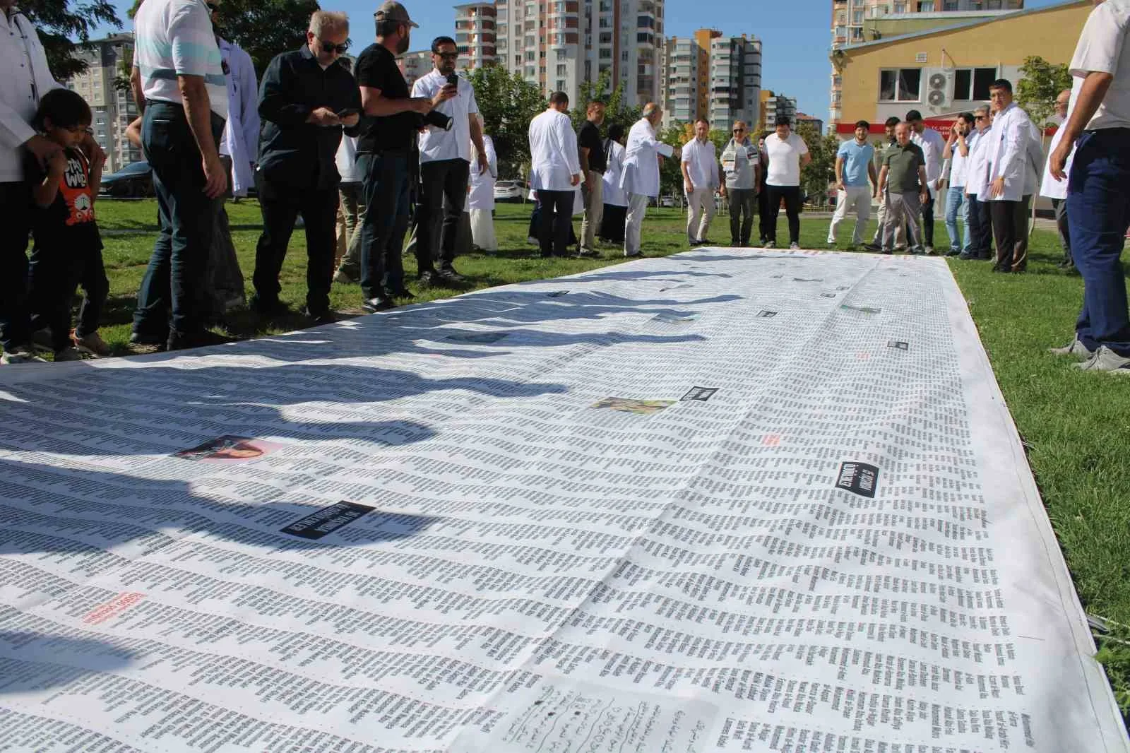 GAZZE’DE ÖLDÜRÜLEN 21 BİN 500 ÇOCUKTAN 16 BİNİN İSMİNİN YAZILDIĞI 12 METRE UZUNLUĞUNDAKİ PANKART AÇILDI.