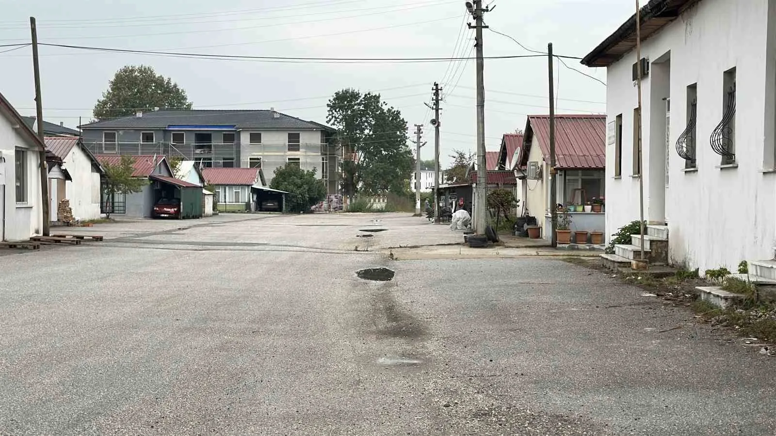 SAKARYA'NIN AKYAZI İLÇESİNDE NİSAN AYINDA UĞRADIĞI BIÇAKLI SALDIRI SONUCU HAYATINI KAYBEDEN FATİH KURT’UN KARDEŞLERİ, OLAYIN GÜVENLİK KAMERASI GÖRÜNTÜLERİNE VE DAVA DOSYASINA GİREN SES KAYITLARINA YANSIYAN DETAYLARINI ANLATARAK ADALET ÇAĞRISINDA BULUNDU.