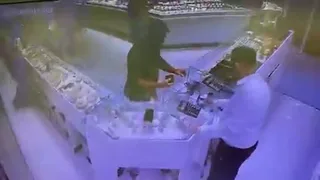 ELAZIĞ'DAKİ YANGINDA EVDEN CANSIZ BEDENLERİ ÇIKARTILAN VE ÖN OTOPSİ SONUCUNA GÖRE CİNAYETE KURBAN GİTTİKLERİ TESPİT EDİLEN 7 ÇOCUK SAHİBİ AĞA VE HAYRİYE ÜYKÜ ÇİFTİ OLAYINDA KATİL ZANLISININ HAVALİMANI X-RAY GÖRÜNTÜLERİNDEN BELİRLENEREK YAKALANDIĞI ÖĞRENİLDİ.