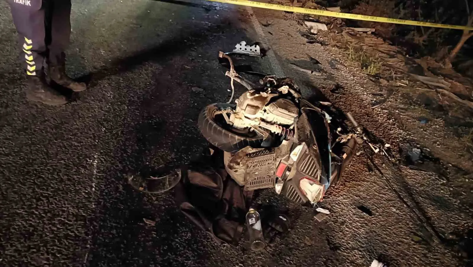 BURSA'NIN YENİŞEHİR İLÇESİNDE ALKOLLÜ TIR SÜRÜCÜSÜNÜN TERS ŞERİDE GİREREK MOTOSİKLETE ÇARPMASI SONUCU MEYDANA GELEN KAZADA 2 GENÇ HAYATINI KAYBETTİ. KAZADAN ÖNCE ALKOLLÜ TIR SÜRÜCÜSÜNÜN ZİKZAK ÇİZEREK İLERLEDİĞİ ANLARA AİT GÖRÜNTÜLER ORTAYA ÇIKTI.