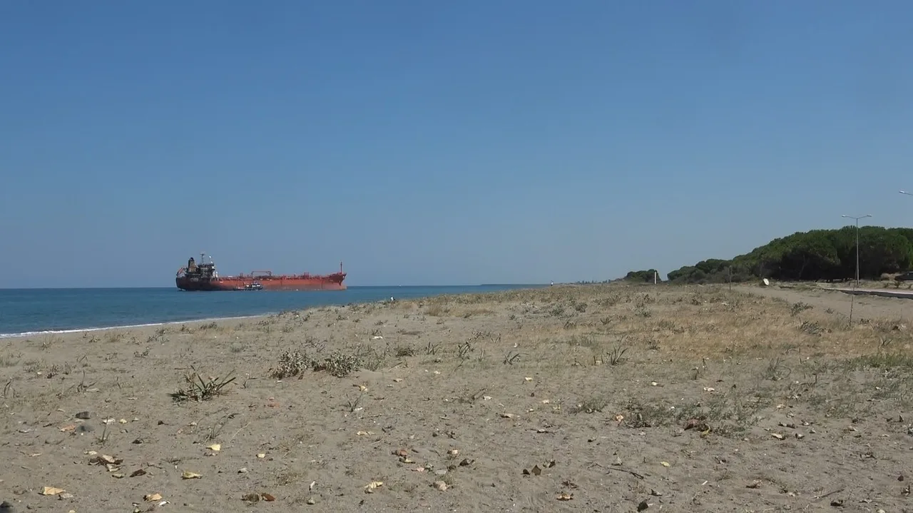 KARADENİZ'DE DRON SALDIRISINA UĞRADIKTAN SONRA SÜRÜKLENEREK SAMSUN'UN ALAÇAM İLÇESİ SAHİLİNDE KARAYA OTURAN HONG KONG BAYRAKLI M/T GOLDEN SAPLİNG İSİMLİ GEMİYİ KURTARMA ÇALIŞMALARI BAŞLATILDI