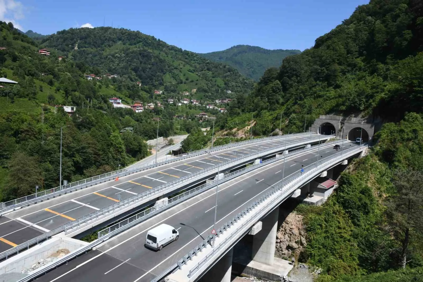 ULAŞTIRMA VE ALTYAPI BAKANI ABDULKADİR URALOĞLU, TÜRKİYE'NİN EN UZUN KARAYOLU TÜNELLERİNİN 2026 YILI ARAÇ GEÇİŞ VERİLERİNİ DEĞERLENDİRDİ.