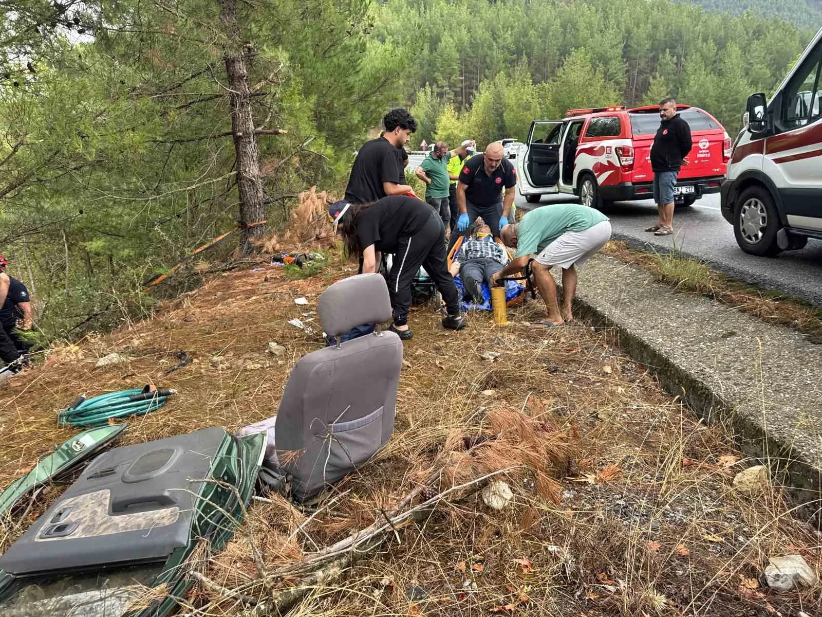ANTALYA’NIN AKSEKİ İLÇESİNDE YAĞIŞ NEDENİYLE KONTROLDEN ÇIKAN KAMYONETİN YOL KENARINDAKİ AĞAÇLARA ÇARPMASI SONUCU MEYDANA GELEN KAZADA 1 KİŞİ HAYATINI KAYBETTİ, 3 KİŞİ YARALANDI.