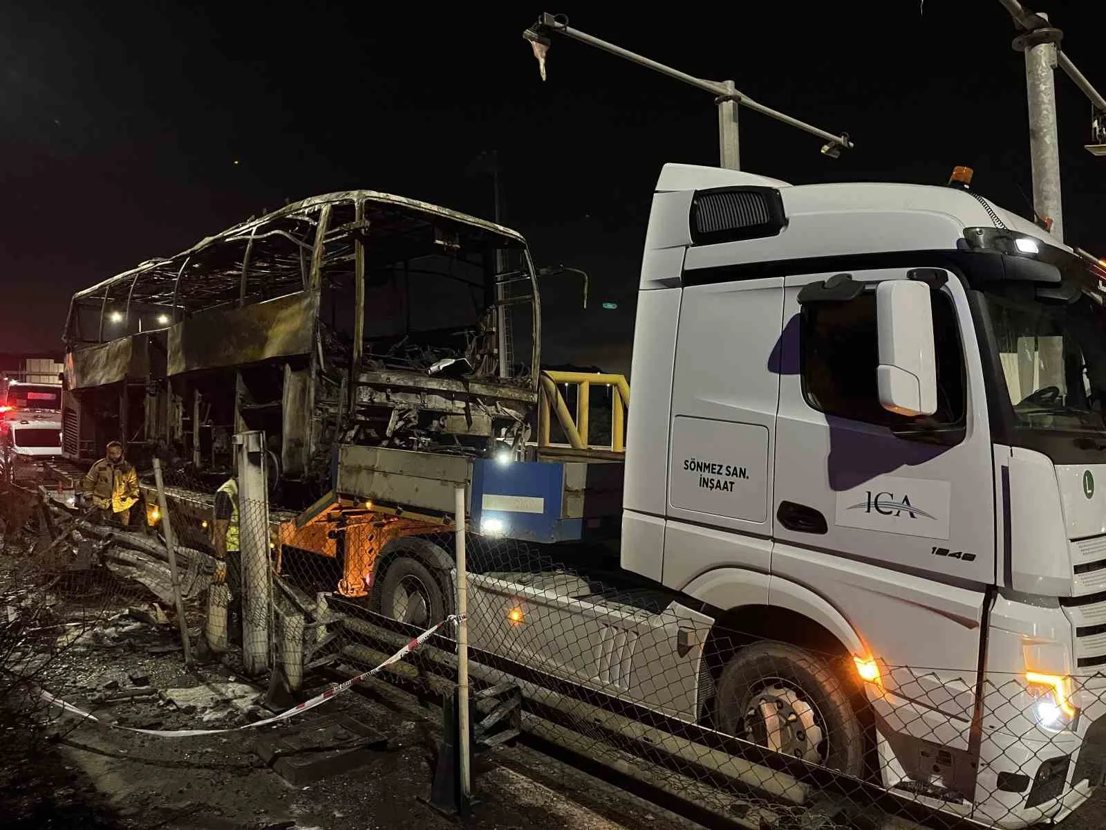 KUZEY MARMARA OTOYOLU'NDA BARİYERLERE ÇARPARAK YANAN YOLCU OTOBÜSÜNDE HAYATINI KAYBEDEN 2 KİŞİNİN CENAZELERİ ADLİ TIP KURUMU MORGUNA GÖTÜRÜLÜRKEN, OTOBÜS VİNÇ YARDIMIYLA BÖLGEDEN KALDIRILDI.