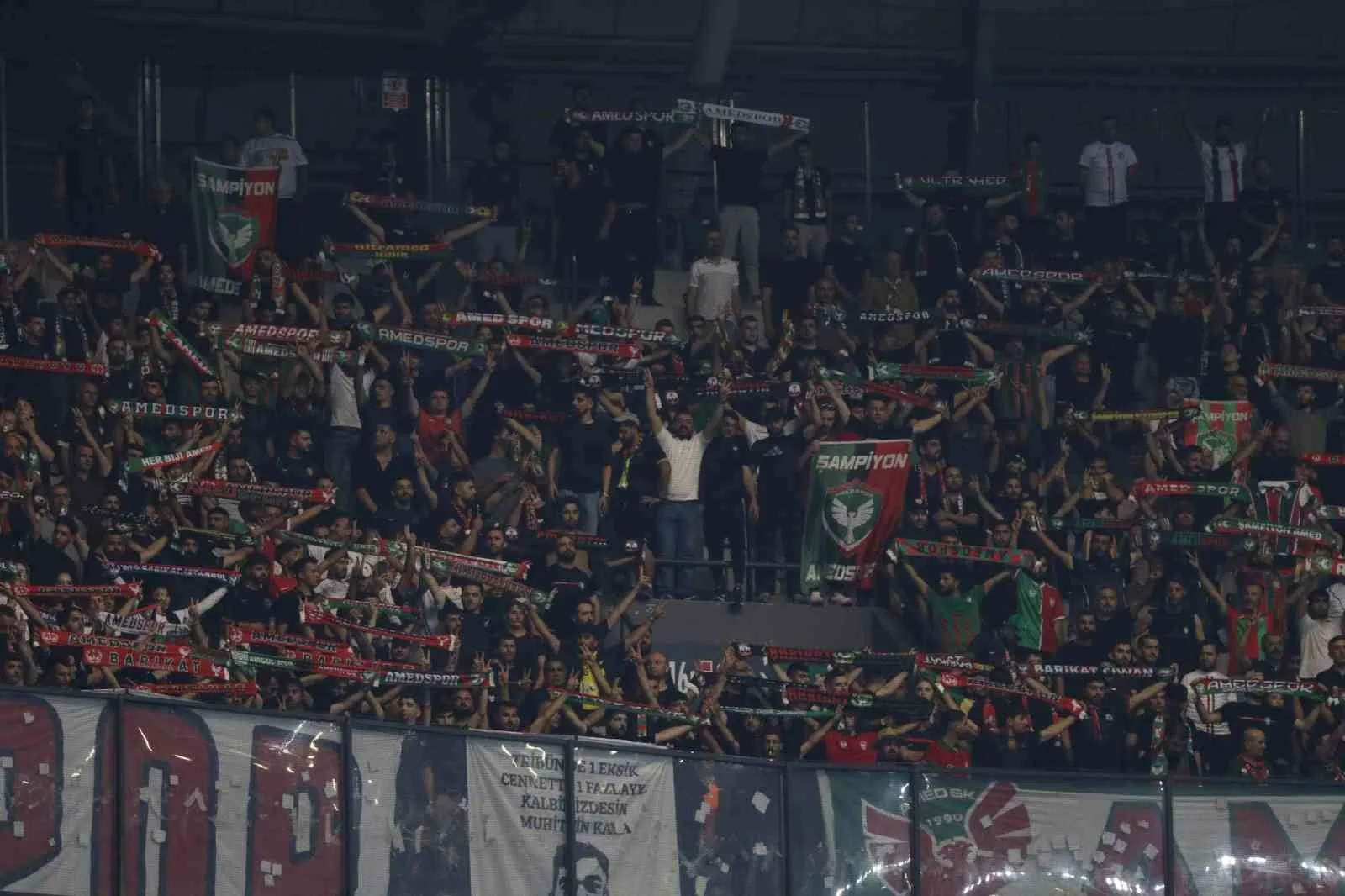 KOCAELİ CUMHURİYET BAŞSAVCILIĞI, KOCAELİSPOR-AMEDSPOR MAÇINDA TRİBÜNLERDE "SARI POŞET" SALLAYARAK HALKI KİN VE DÜŞMANLIĞA TAHRİK ETTİKLERİ VE 6222 SAYILI KANUNA MUHALEFET ETTİKLERİ GEREKÇESİYLE 5 ŞÜPHELİ HAKKINDA SORUŞTURMA BAŞLATTI. SAVCILIK, ŞÜPHELİLERİN YAKALANMASI İÇİN TALİMAT VERDİ.