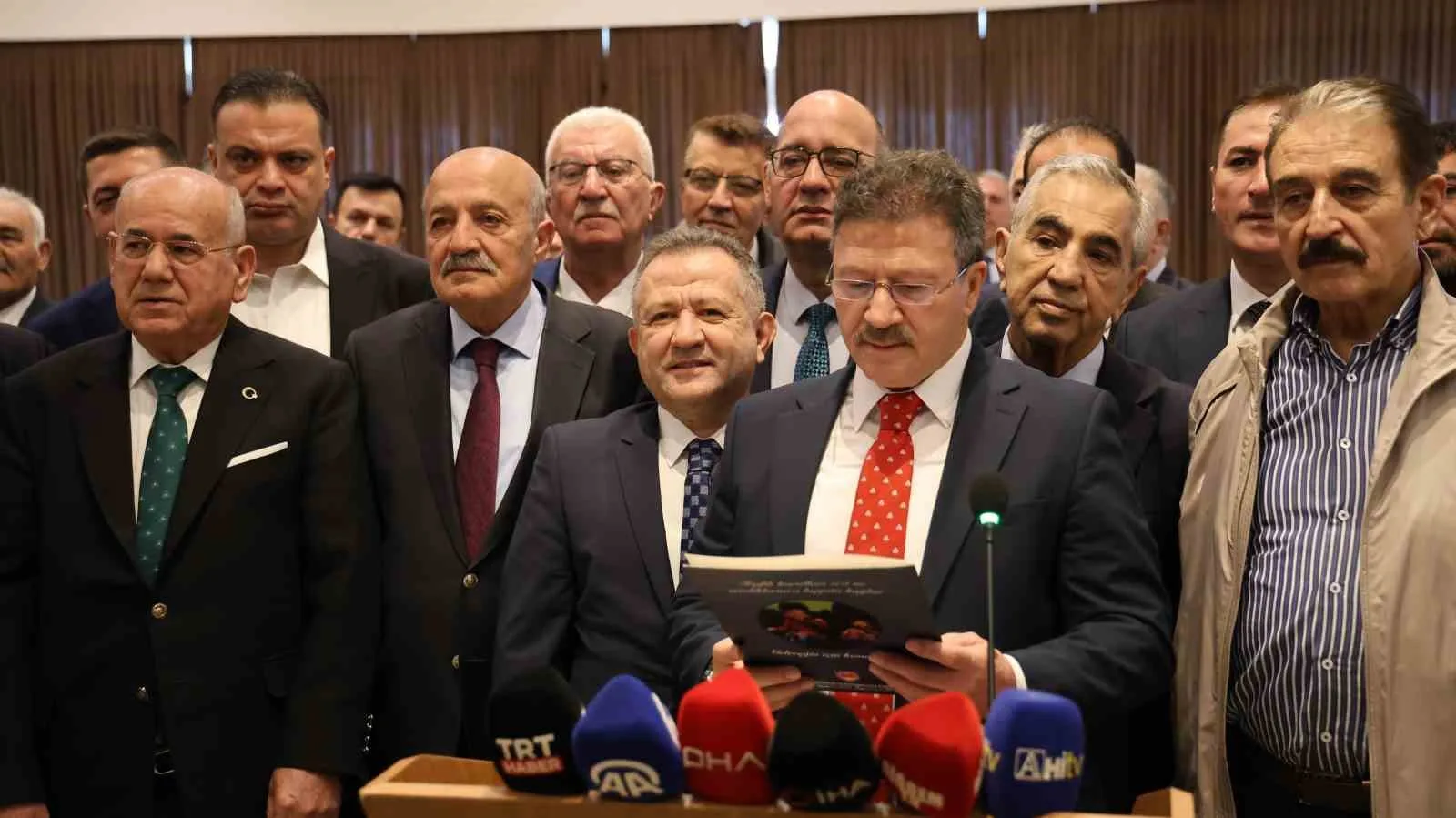 TÜRKİYE ESNAF VE SANATKARLARI KONFEDERASYONU (TESK) GENEL BAŞKAN ADAYI VE TÜRKİYE ŞOFÖRLER VE OTOMOBİLCİLER FEDERASYONU (TŞOF) GENEL BAŞKANI MEHMET YİĞİNER, ESNAF VE SANATKARLAR ODALARI BİRLİĞİ VE FEDERASYON BAŞKANLARININ KATILIMIYLA GERÇEKLEŞTİRİLEN İSTİŞARE VE DEĞERLENDİRME TOPLANTISININ ARDINDAN BASIN AÇIKLAMASI YAPTI.