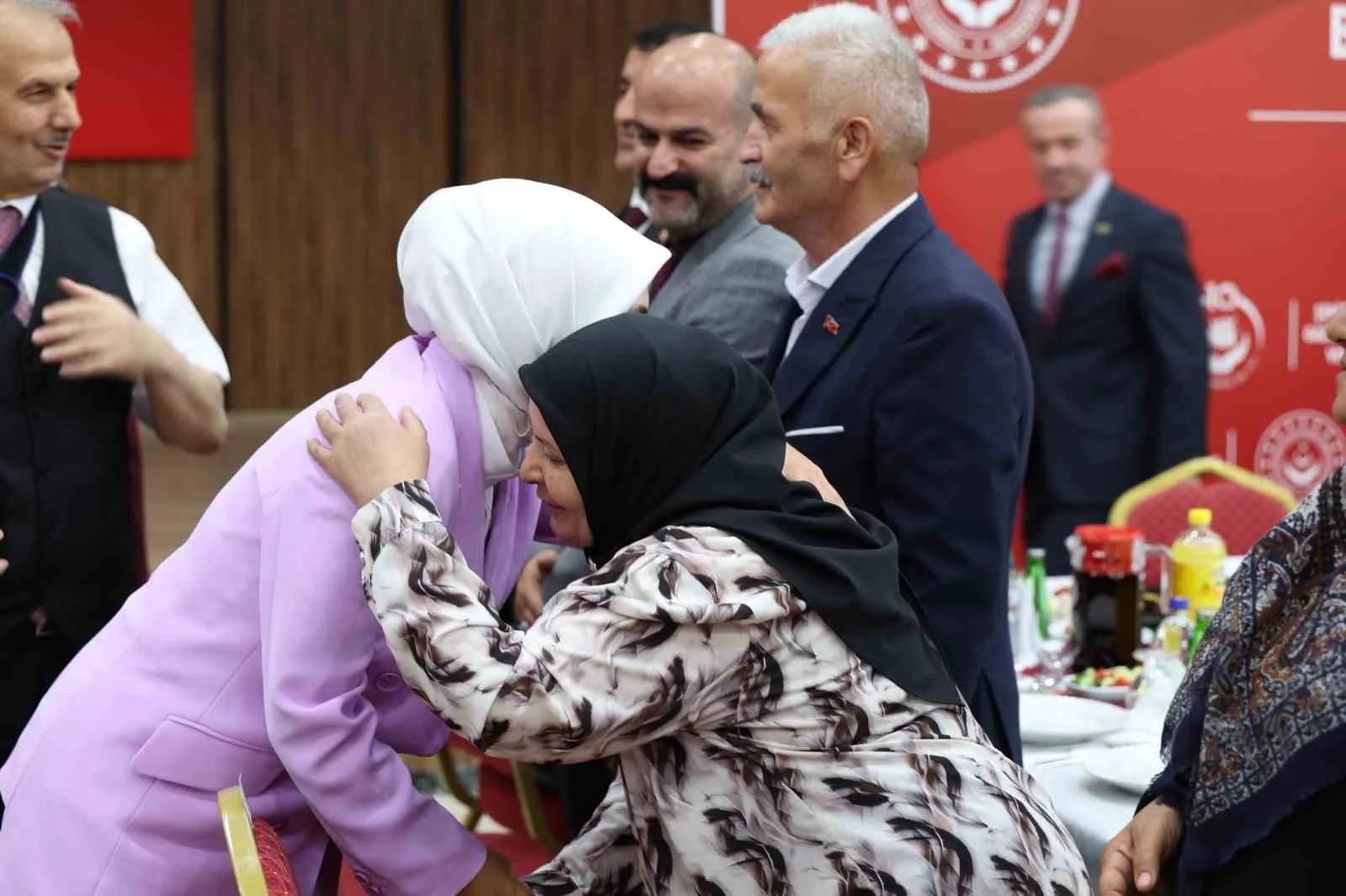 BAKAN GÖKTAŞ, HAKKARİ'DE DÜZENLENEN "ŞEHİT AİLELERİMİZ VE GAZİLERİMİZLE BİRLİK VE VEFA BULUŞMASI" PROGRAMINA KATILDI.