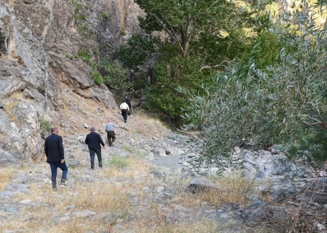EKİPLERİN KARADAN ULAŞIM SAĞLAYAMAMASI ÜZERİNE SADİ ÖZEN'İN YAKINLARI VE KÖYLÜLER HAREKETE GEÇTİ.