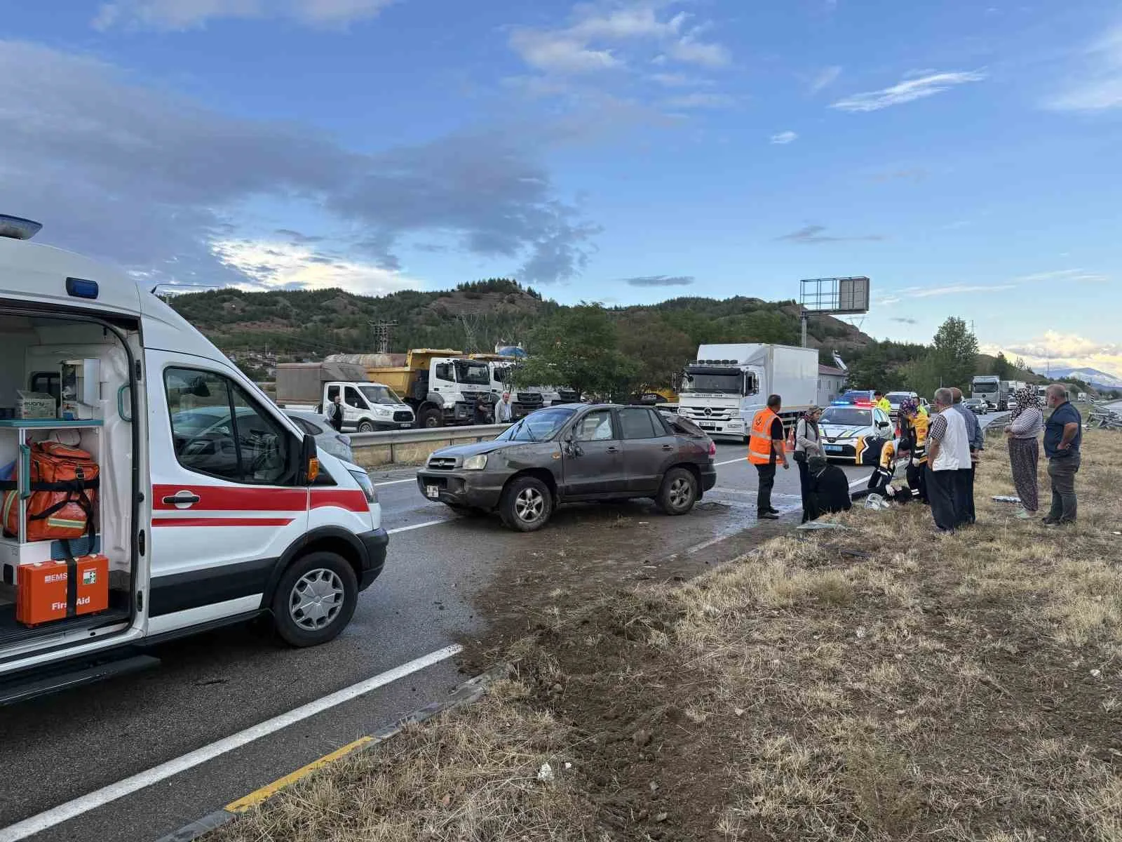 KASTAMONU'NUN TOSYA İLÇESİ D100 KARAYOLUNDA OTOMOBİLİN REFÜJE ÇARPMASI NETİCESİNDE MEYDANA GELEN KAZADA 3 KİŞİ YARALANDI.