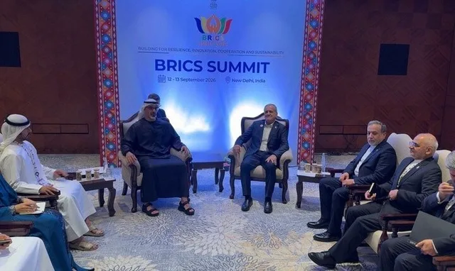 İRAN CUMHURBAŞKANI MESUD PEZEŞKİYAN, HİNDİSTAN’IN BAŞKENTİ YENİ DELHİ’DEKİ 18. BRICS ZİRVESİ MARJINDA ABD MÜTTEFİKİ BİRLEŞİK ARAP EMİRLİKLERİ’NİN (BAE) VELİAHT PRENSİ HALİD BİN MUHAMMED BİN ZAYED AL NAHYAN İLE BİR ARAYA GELDİ.