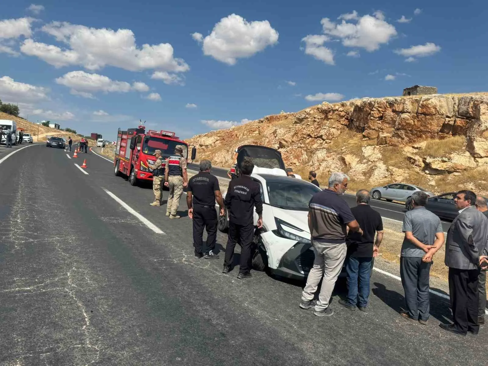 DİYARBAKIR’IN ERGANİ İLÇESİNDE OTOMOBİL İLE TRAKTÖRÜN ÇARPIŞMASI SONUCU MEYDANA GELEN TRAFİK KAZASINDA 4 KİŞİ YARALANDI.