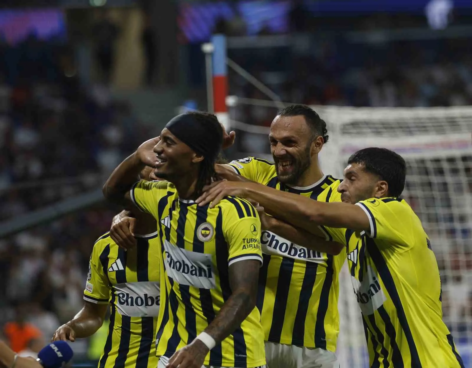 UEFA ŞAMPİYONLAR LİGİ PLAY-OFF TURU RÖVANŞINDA FENERBAHÇE, DEPLASMANDA FRANSIZ EKİBİ LYON'U 2-1 MAĞLUP ETTİ. SARI-LACİVERTLİLER BU SONUÇLA, 18 YIL SONRA ADINI ŞAMPİYONLAR LİGİ'NE YAZDIRDI.
