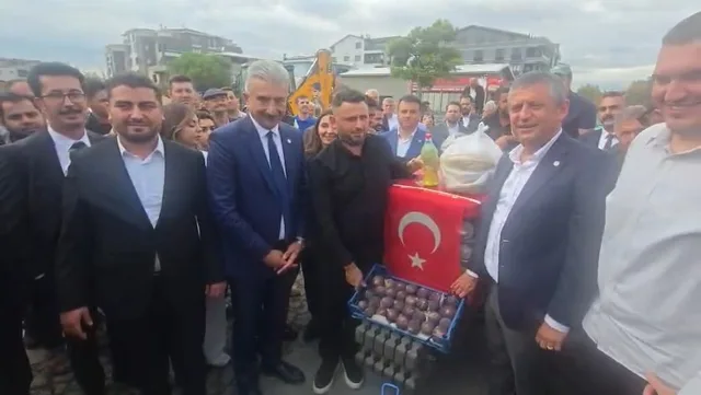 YENİ PARTİ GENEL BAŞKANI ÖZGÜR ÖZEL'İ ÇİFTÇİLER, KÖYÜN GİRİŞİNDE TRAKTÖR VE ÜRÜNLERİYLE KARŞILADI. AKÇALAR MAHALLESİNDEKİ ÇİFTÇİLERLE AYAKÜSTÜ SOHBET EDERKEN, FADILLI MAHALLESİNDEKİ ÜRETİCİLERİN SIKINTILARINI DİNLEYİN ÇÖZÜM ÖNERİLERİNDE BULUNDU.