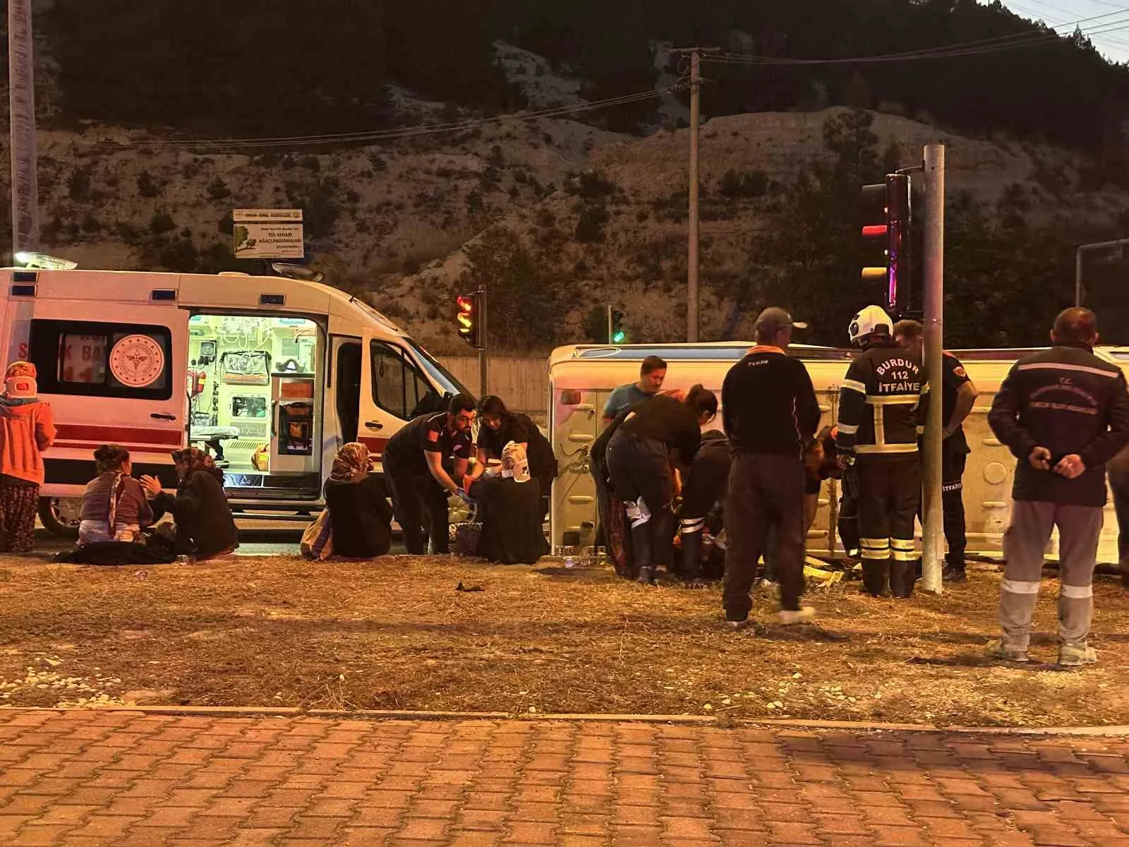BURDUR'DA HAFİF TİCARİ ARAÇ İLE ÇARPIŞAN TARIM İŞÇİLERİNİ TAŞIYAN MİNİBÜSÜN DEVRİLMESİ SONUCU MEYDANA GELEN TRAFİK KAZASINDA MİNİBÜSTE BULUNAN 9 KİŞİ YARALANDI.