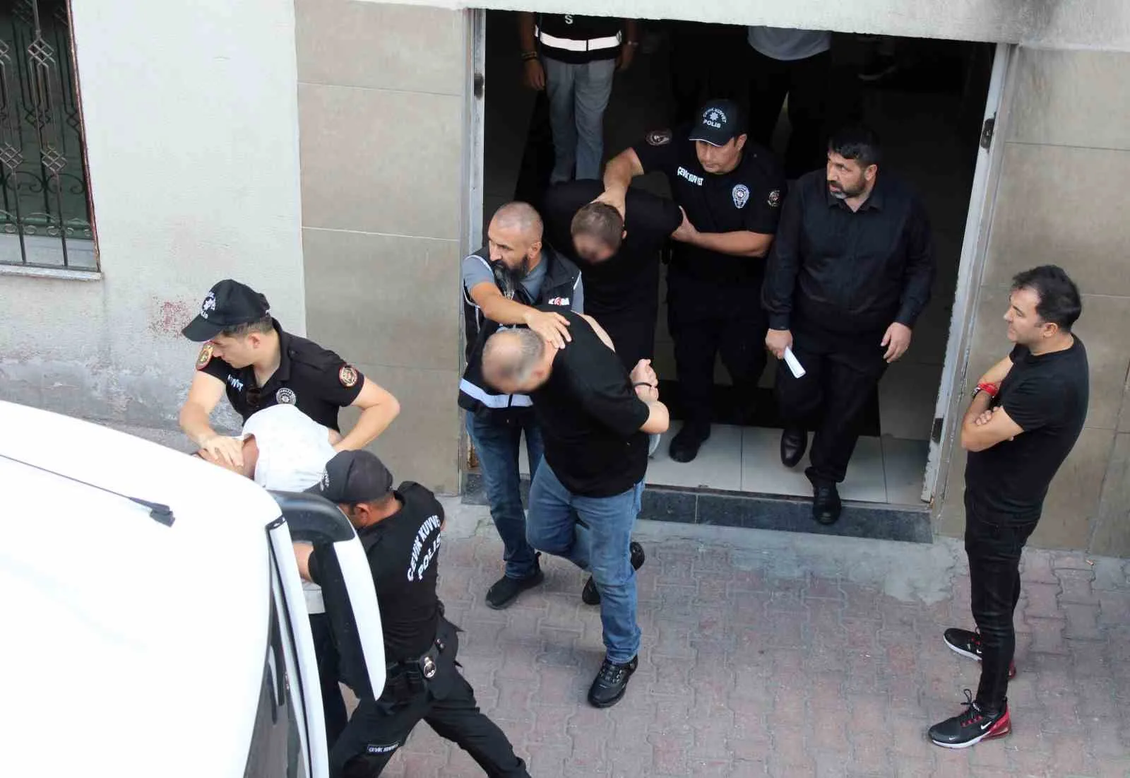 KAYSERİ'DE, 'ŞİRİNLER' OLARAK BİLİNEN YENİ NESİL SUÇ ÖRGÜTÜNE YÖNELİK DÜZENLENEN OPERASYONDA GÖZALTINA ALINAN 32 ŞÜPHELİ ADLİYEYE SEVK EDİLDİ.