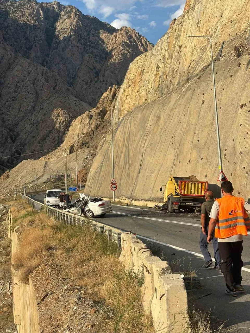 ARTVİN-ERZURUM KARA YOLUNDA OTOMOBİL İLE KAMYONUN KARŞILIKLI ÇARPIŞMASI SONUCU MEYDANA GELEN KAZADA, BİR TÜNEL İNŞAATI ŞİRKETİNİN MÜDÜRÜ OLDUĞU ÖĞRENİLEN HASAN SERDAR ALYÜZ (39) HAYATINI KAYBETTİ.