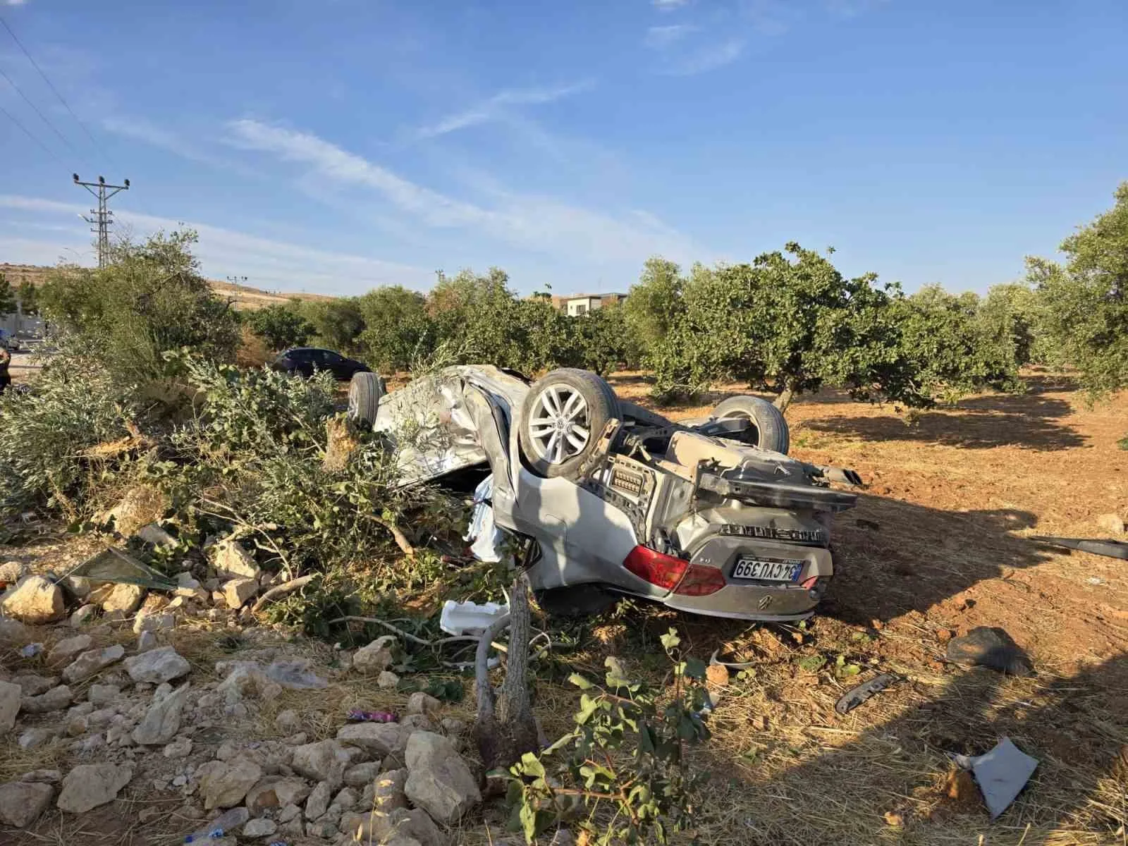 GAZİANTEP’TE MOTOSİKLETLE ÇARPIŞAN OTOMOBİL FISTIK TARLASINA UÇTU: 1 ÖLÜ, 7 YARALI