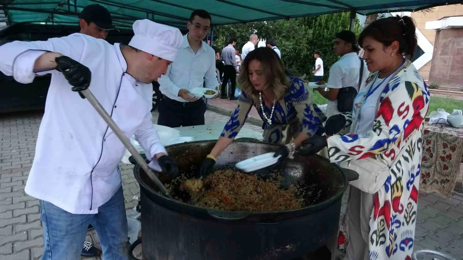 PROGRAM ÖNCESİNDE DAVETLİLERE ÖZBEK MUTFAĞININ GELENEKSEL LEZZETLERİNDEN ÖZBEK PİLAVI İKRAM EDİLDİ.