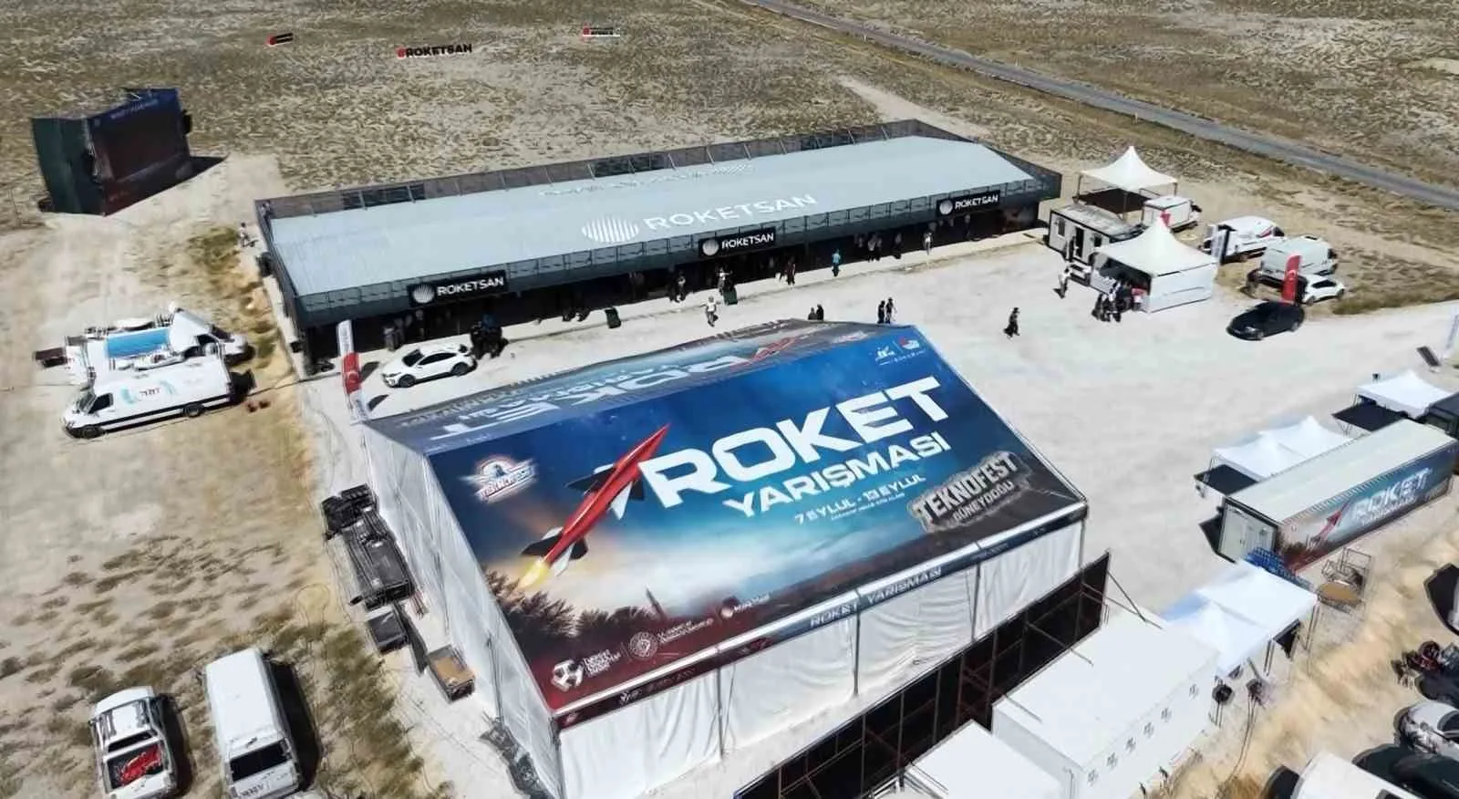 HAVACILIK, UZAY VE TEKNOLOJİ FESTİVALİ TEKNOFEST KAPSAMINDA HER YIL ROKETSAN TARAFINDAN DÜZENLENEN ROKET YARIŞMASINDA 2026 YILI FİNAL HEYECANI BAŞLADI. 7-13 EYLÜL TARİHLERİ ARASINDA AKSARAY HİSAR ATIŞ ALANINDA GERÇEKLEŞTİRİLEN ROKET YARIŞMASININ SON ETABINDA FİNALE KALAN 73 TAKIM FÜZELERİNİ GÖKYÜZÜNE ATEŞLEYEREK BU ALANDAKİ YETENEKLERİNİ SERGİLEDİ.