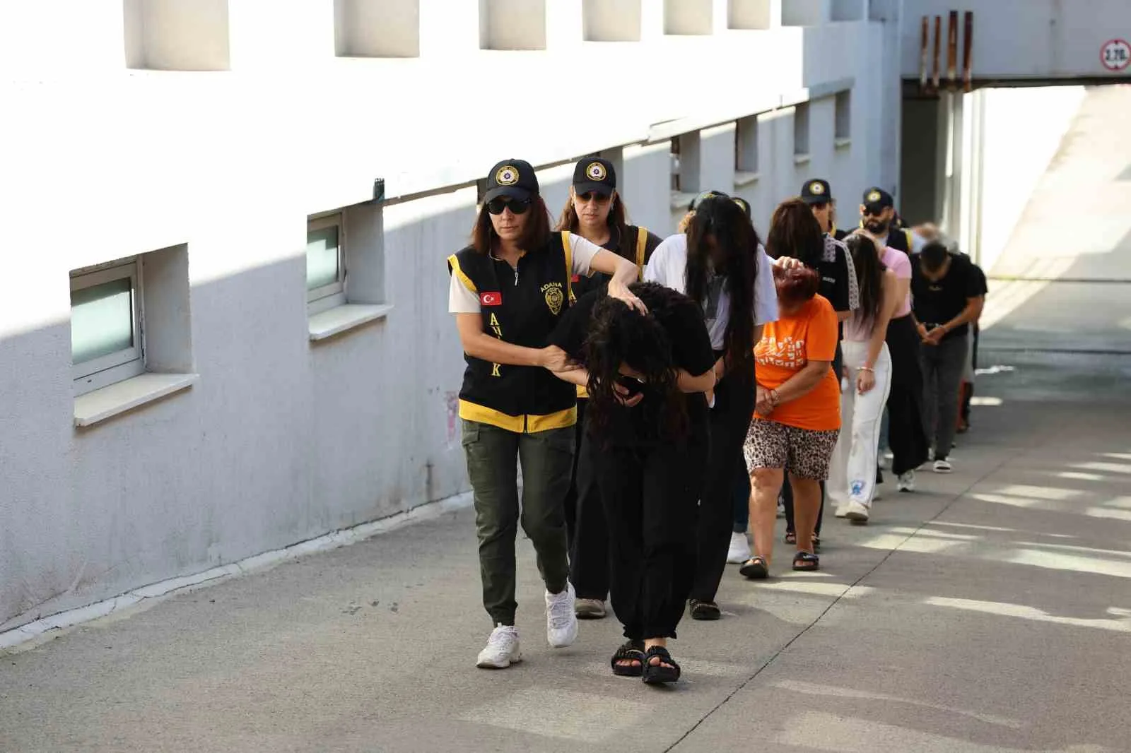 ADANA MERKEZLİ MERSİN VE TEKİRDAĞ’DA DÜZENLENEN EŞ ZAMANLI OPERASYONDA, FUHUŞ YAPTIRDIĞI ÖNE SÜRÜLEN 7’Sİ KADIN 18 ŞÜPHELİ YAKALANDI. ŞÜPHELİLERDEN 17'Sİ TUTUKLANDI.