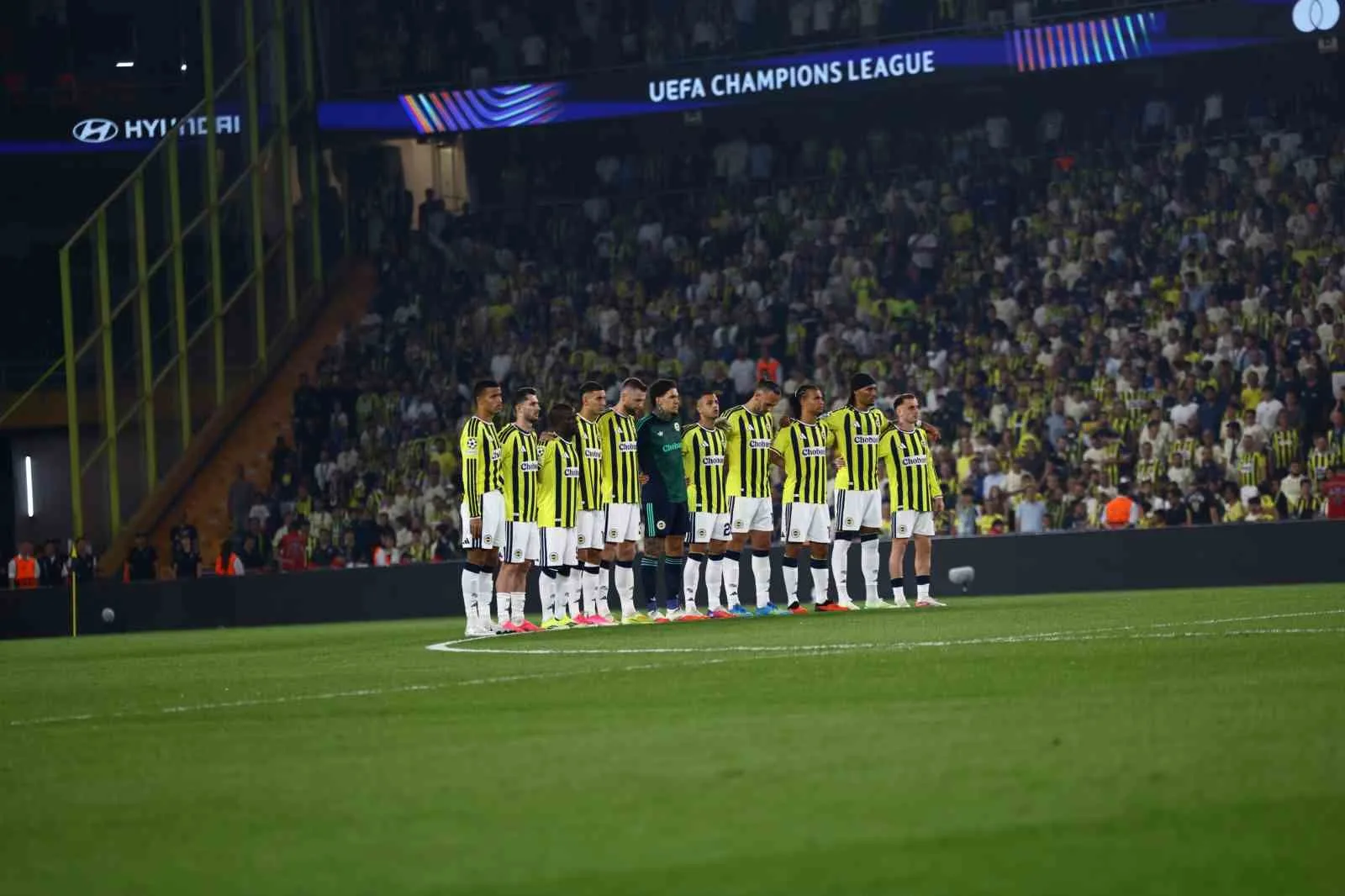 FENERBAHÇE'DE UEFA ŞAMPİYONLAR LİGİ'NİN İLK HAFTASINDA OYNANAN ROMA MÜCADELESİNE SARI-LACİVERTLİ TARAFTARLAR YOĞUN İLGİ GÖSTERDİ.