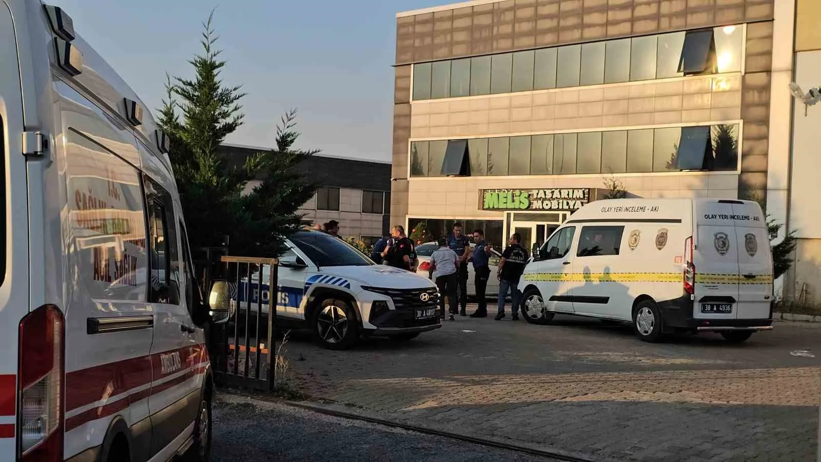 KAYSERİ’NİN MELİKGAZİ İLÇESİNDE BİR ŞAHIS FABRİKANIN ÖNÜNDE TABANCAYLA BAŞINA ATEŞ EDEREK, YAŞAMINA SON VERDİ.