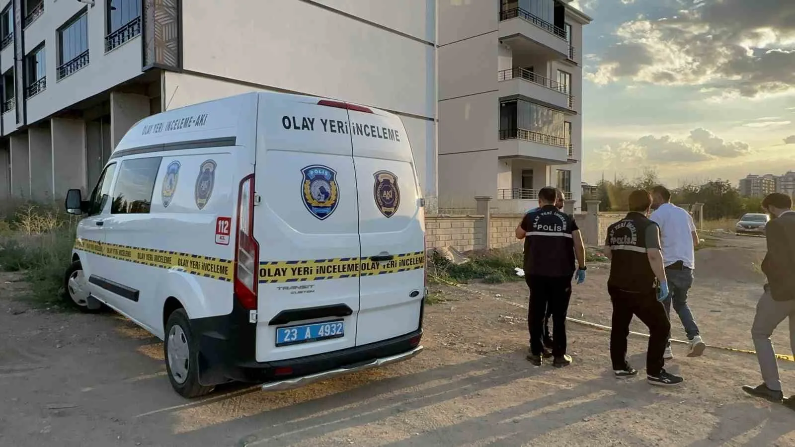 ELAZIĞ'DA İKİ GRUP ARASINDA BİR EVİN ÖNÜNDE ÇIKAN SİLAHLI KAVGADA VURULAN 2 KİŞİDEN 1'İ KALDIRILDIĞI HASTANEDE HAYATINI KAYBETT