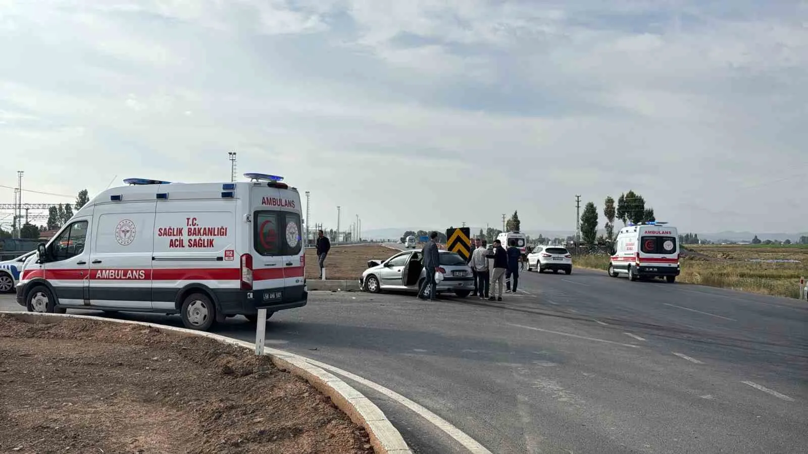 SİVAS'TA İKİ OTOMOBİLİN KARIŞTIĞI TRAFİK KAZASINDA 4 KİŞİ YARALANDI
