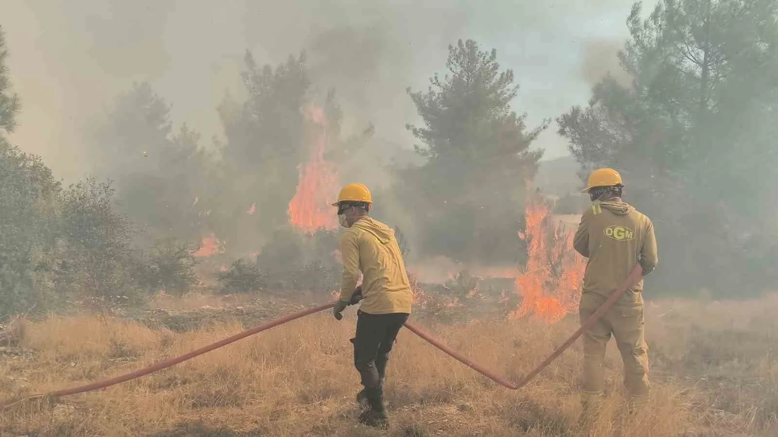 ANTALYA'NIN AKSU İLÇESİNDE HAVADAN VE KARADAN MÜDAHALEDE BULUNULAN ORMAN YANGINDA ŞUANA KADAR TOPLAMDA 254 HANE BOŞALTILDIĞI, 720 KİŞİNİN DE TAHLİYE EDİLDİĞİ ÖĞRENİLDİ.