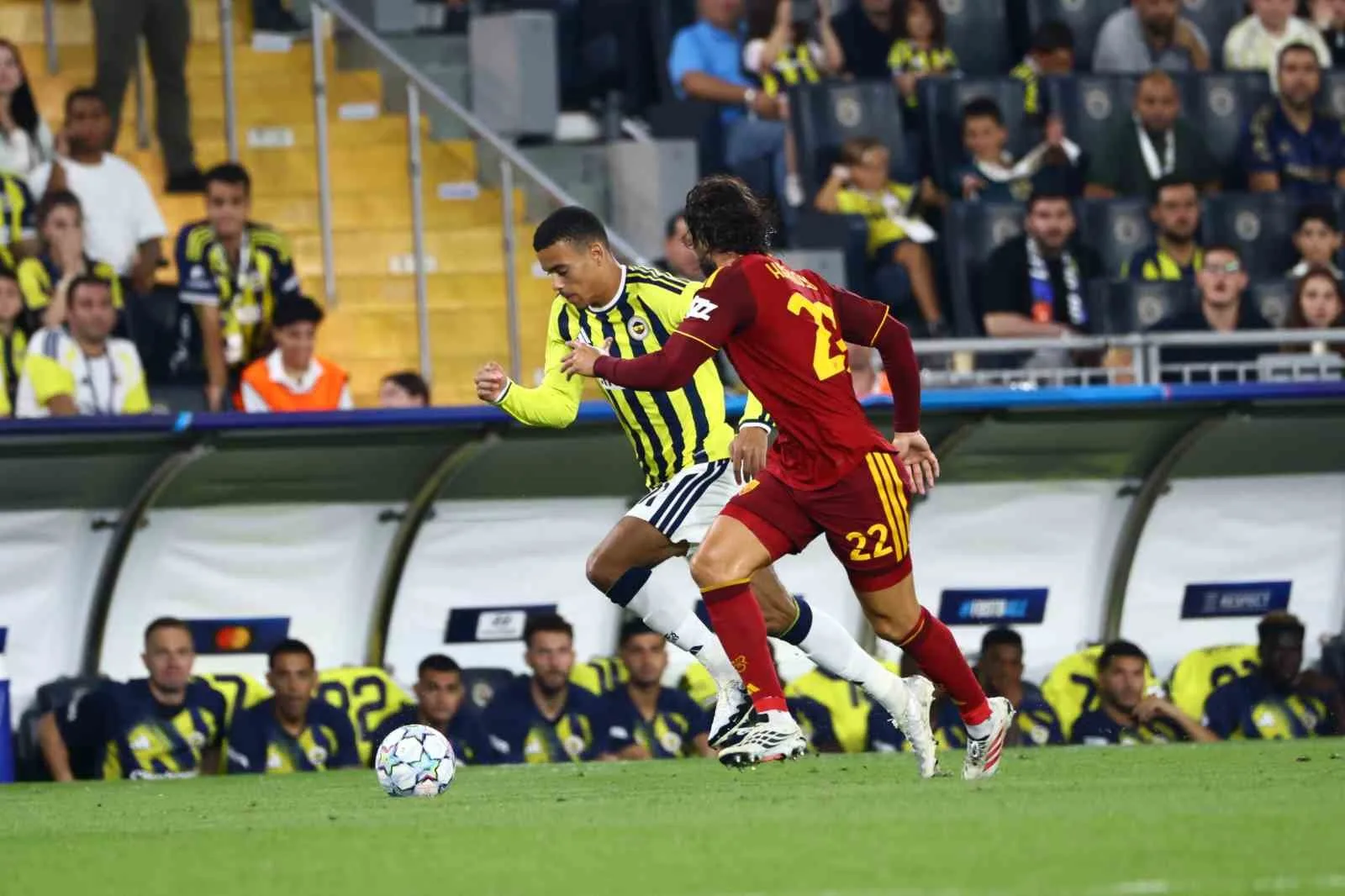 UEFA ŞAMPİYONLAR LİGİ İLK HAFTA MAÇINDA FENERBAHÇE, EVİNDE İTALYAN EKİBİ ROMA İLE KARŞILAŞIYOR. MÜCADELENİN 15 DAKİKASI GOLSÜZ EŞİTLİKLE GEÇİLDİ.