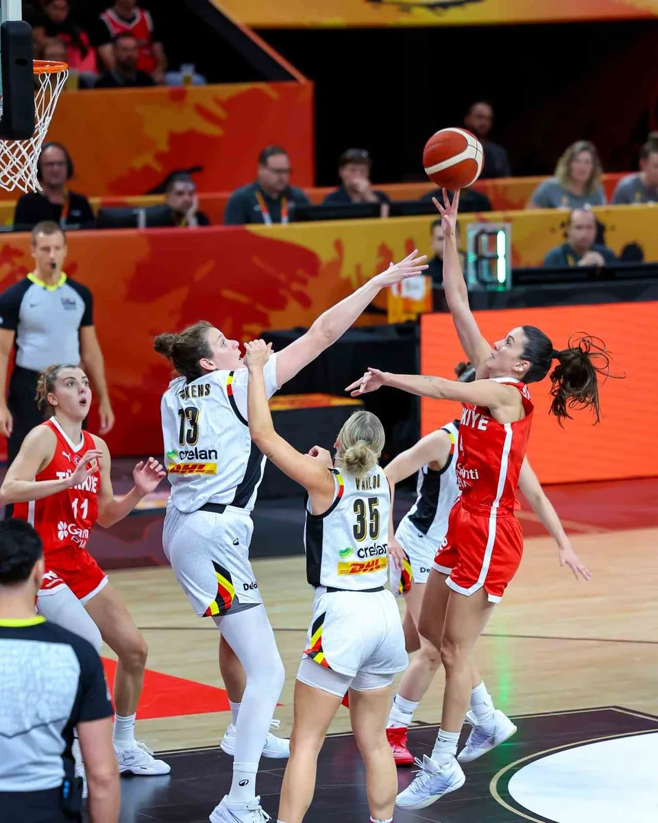 FIBA 2026 KADINLAR BASKETBOL DÜNYA KUPASI’NDA MÜCADELE EDEN A MİLLİ KADIN BASKETBOL TAKIMI, C GRUBU’NDAKİ İLK MAÇINDA BELÇİKA’YA 89-75'LİK SKORLA MAĞLUP OLDU.