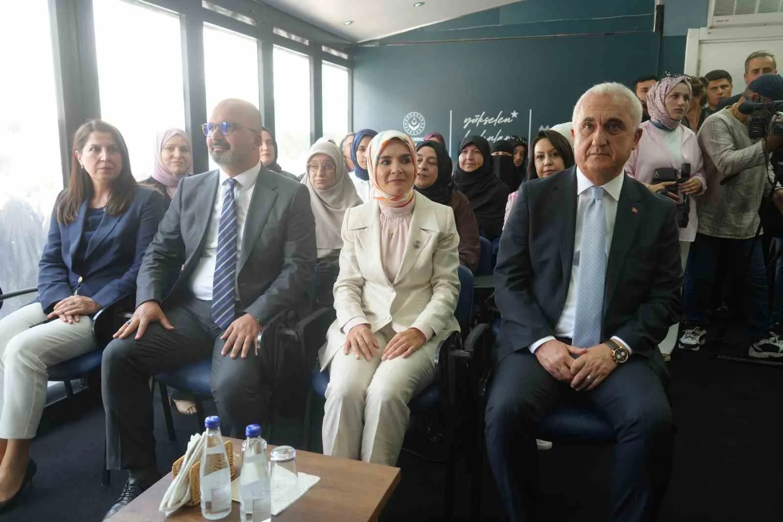 AİLE VE SOSYAL HİZMETLER BAKANI MAHİNUR ÖZDEMİR GÖKTAŞ, YÜKSELEN KADINLAR GİRİŞİMCİLİK EĞİTİM TIRINI ZİYARET ETTİ