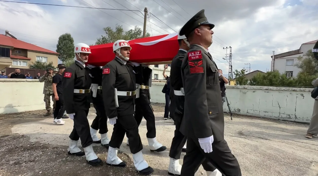 IĞDIR’IN ARALIK İLÇESİNDE DEVRİYE GÖREVİ YÜRÜTÜRKEN ASKERİ ARACIN DEVRİLMESİ SONUCU ŞEHİT DÜŞEN SÖZLEŞMELİ ER ZİYA KOPARAN, MEMLEKETİ HAKKARİ’NİN YÜKSEKOVA İLÇESİNDE GÖZYAŞLARI VE DUALARLA SON YOLCULUĞUNA UĞURLANDI.