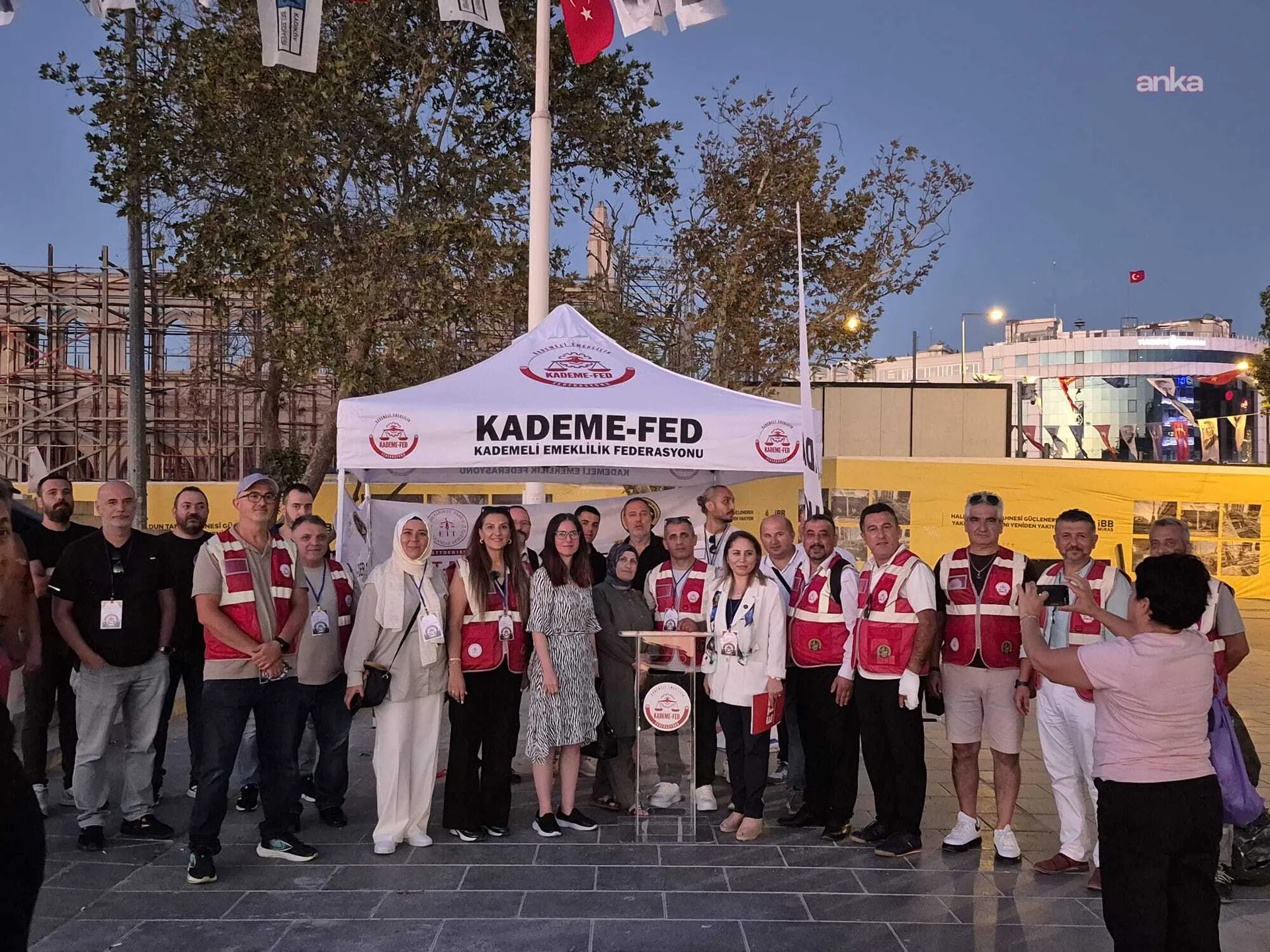 Kademeli emeklilikle adalet isteyenler Kadıköy'den seslendi: Bu meseleyi seçim sandığı gelmeden çözelim — fotoğraf 3