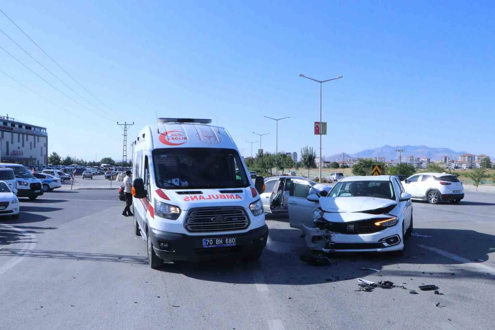 KARAMAN’DA İKİ OTOMOBİLİN ÇARPIŞMASI SONUCU MEYDANA GELEN TRAFİK KAZASINDA ARALARINDA ÇOCUKLARIN VE 4 AYLIK BİR BEBEĞİN DE BULUNDUĞU 6 KİŞİ YARALANDI.