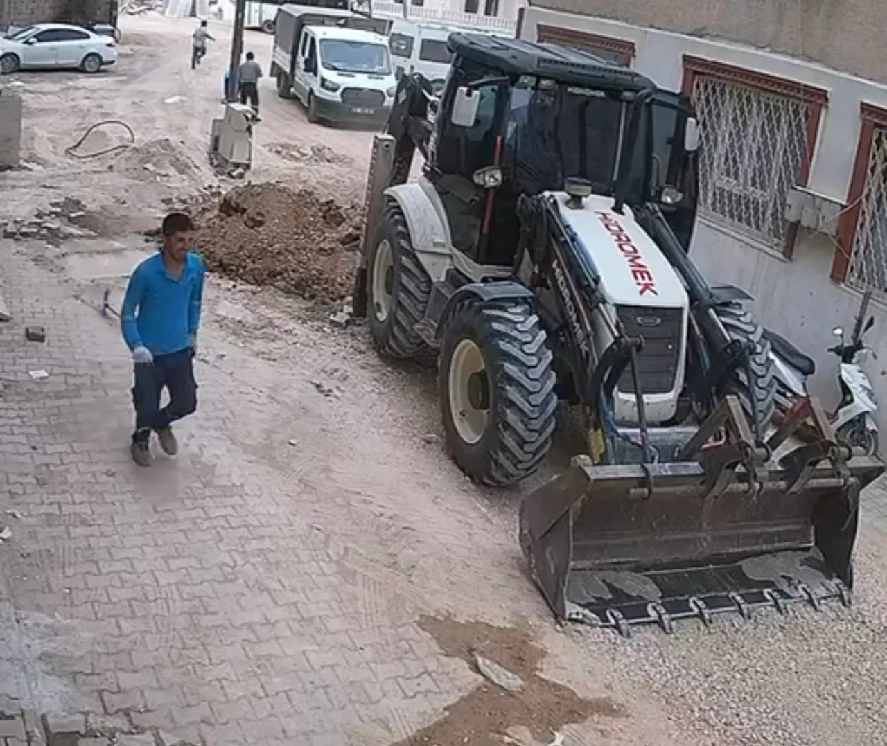 ADIYAMAN’DA ALTYAPI ÇALIŞMASI SIRASINDA DOĞALGAZ BORUSUNUN PATLAMASIYLA PANİĞE KAPILAN İŞÇİLERİN KAÇIŞ ANLARI GÜVENLİK KAMERALARINA YANSIDI.
