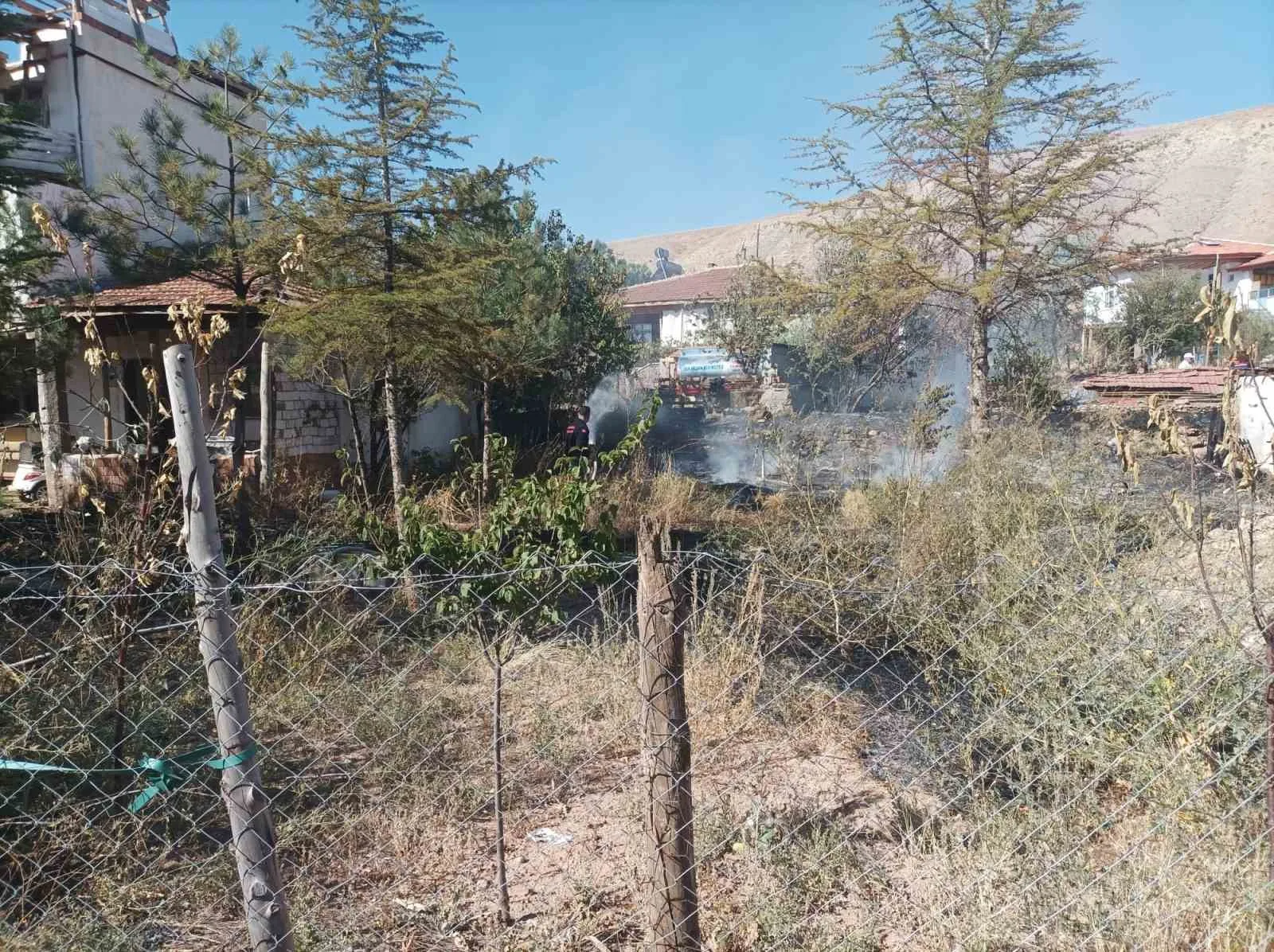 ÇORUM'UN SUNGURLU İLÇESİNDE EVİNİN BAHÇESİNDEKİ KURU OTLARI YAKMAK İSTERKEN ALEVİN ARASINDA KAN YAŞLI ADAM HAYATINI KAYBETTİ.